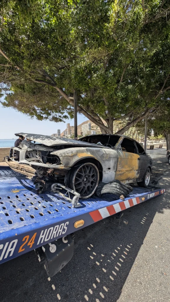 Coche siniestrado cargado en una grúa de plataforma