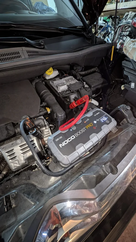 Arranque de batería con un arrancador conectado al motor de un coche