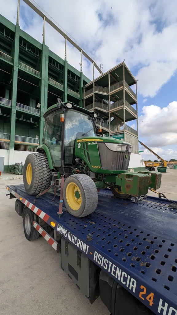 Tractor cargado en una grúa de plataforma para su traslado