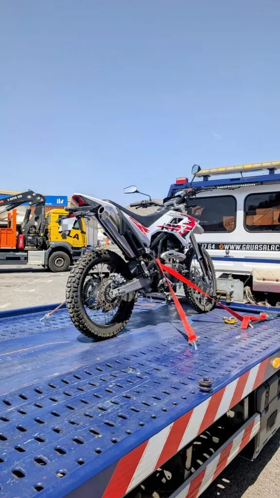 Grúa de plataforma transportando una moto