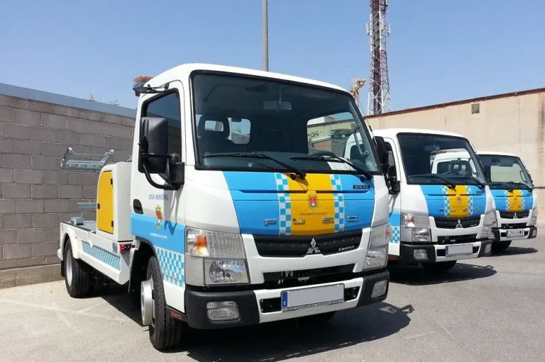 Flota de grúas de asistencia en carretera aparcadas
