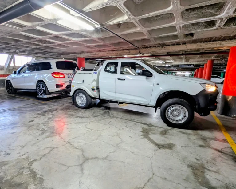 Pick-up blanca en un aparcamiento cubierto